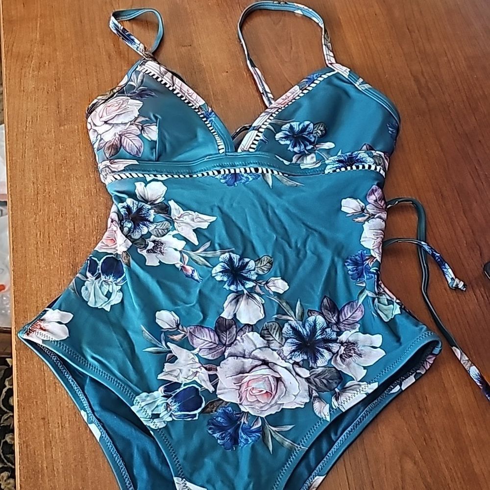 Cupshe floral one piece swimsuit. With lace up back size small